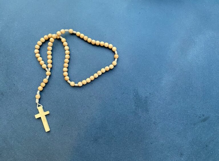 Cómo hacer un Rosario en casa: Una oración tejida con amor a María