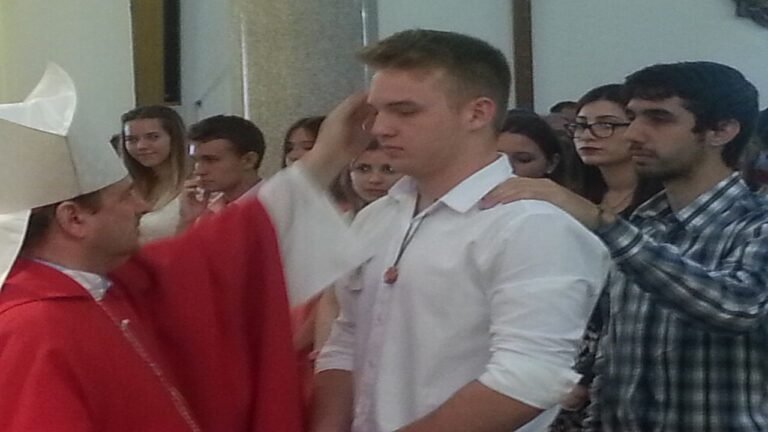 El Sacramento de la Confirmación: un llamado a Ser Testigos Valientes de Cristo