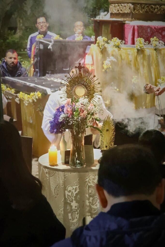 Adoración Eucarística: Guía para Orar ante el Santísimo