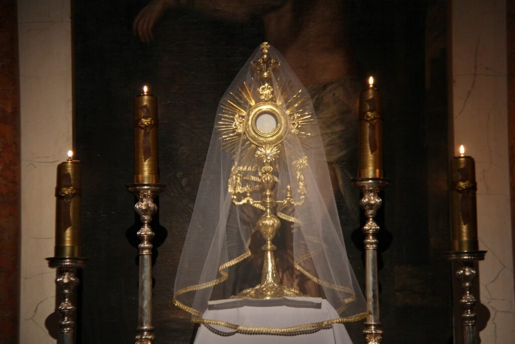 Adoración Eucarística: Guía para Orar ante el Santísimo